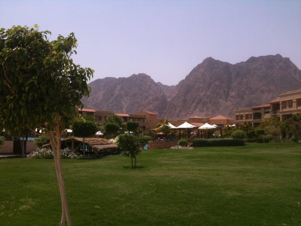 Hotelanlage mit Kulisse Hotel Swiss Inn Dream Resort Taba