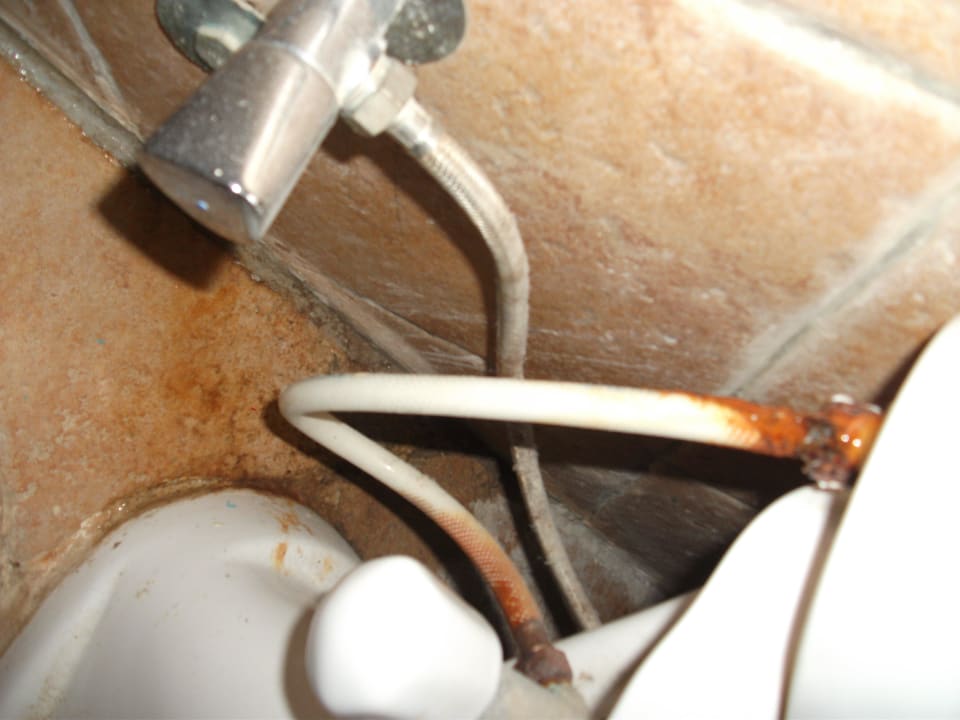 Rostiger Urin an der Toilette Charmillion Sea Life Resort