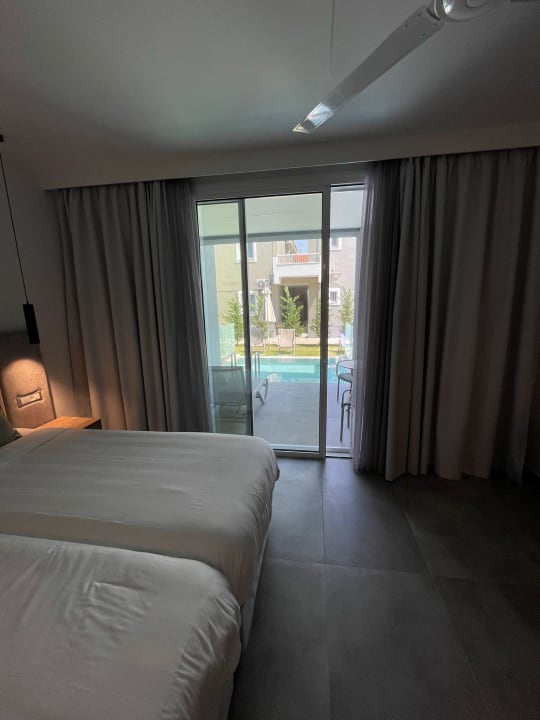 Zimmer Acharavi Beach Hotel