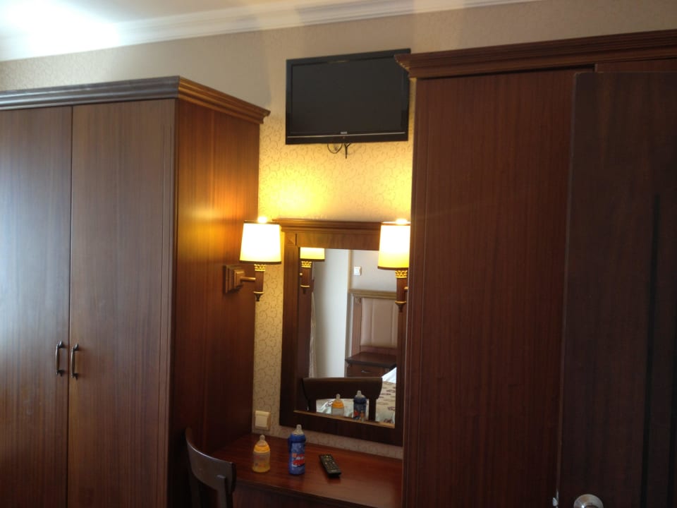 Geräumige Schränke mit Schreibtisch und TV Royal Atlantis Beach Hotel