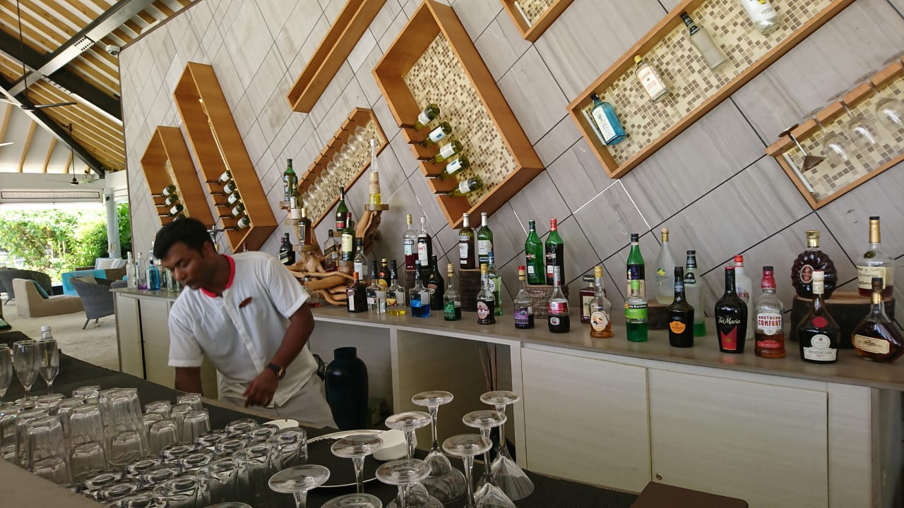 Thari Bar -  Biggi bei der Arbeit....Mojito NH Collection Maldives Havodda Resort