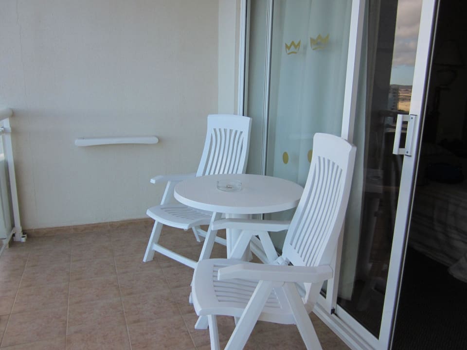 Sehr große Terrasse Hotel Riu Palace Tres Islas