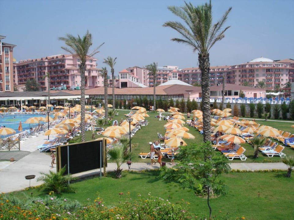 Sieben Liegenreihen am Hauptpool Sunis Elita Beach Resort & Spa