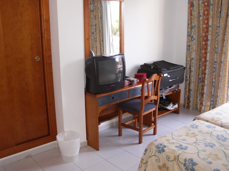 Scheibtisch mit Fernseher Hotel Clumba