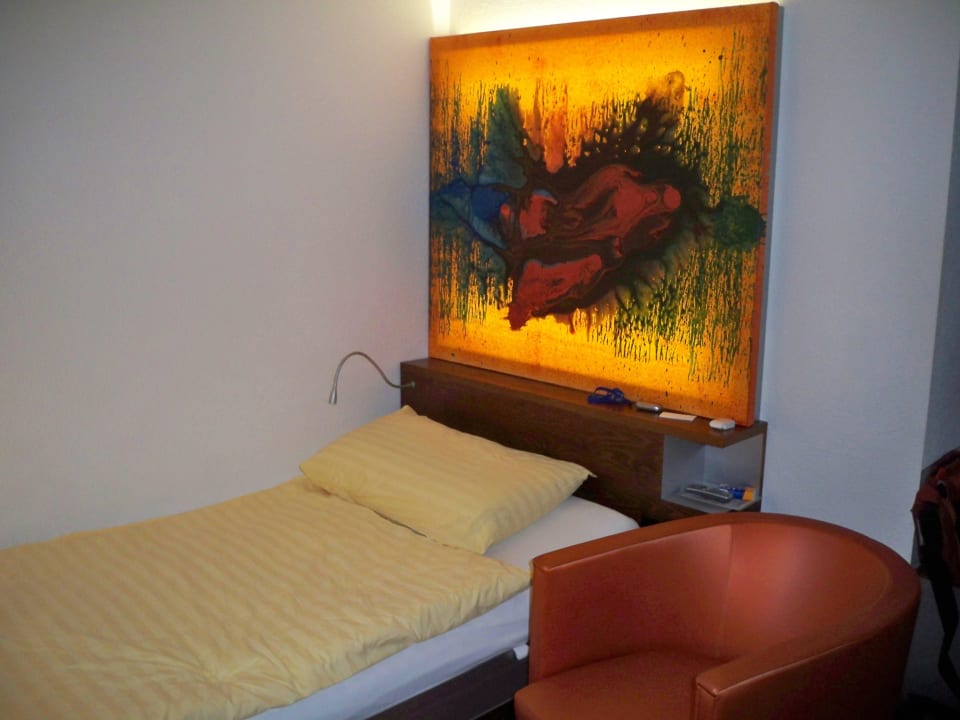 Bett mit schönem Bild Waldstätterhof Swiss Quality Hotel