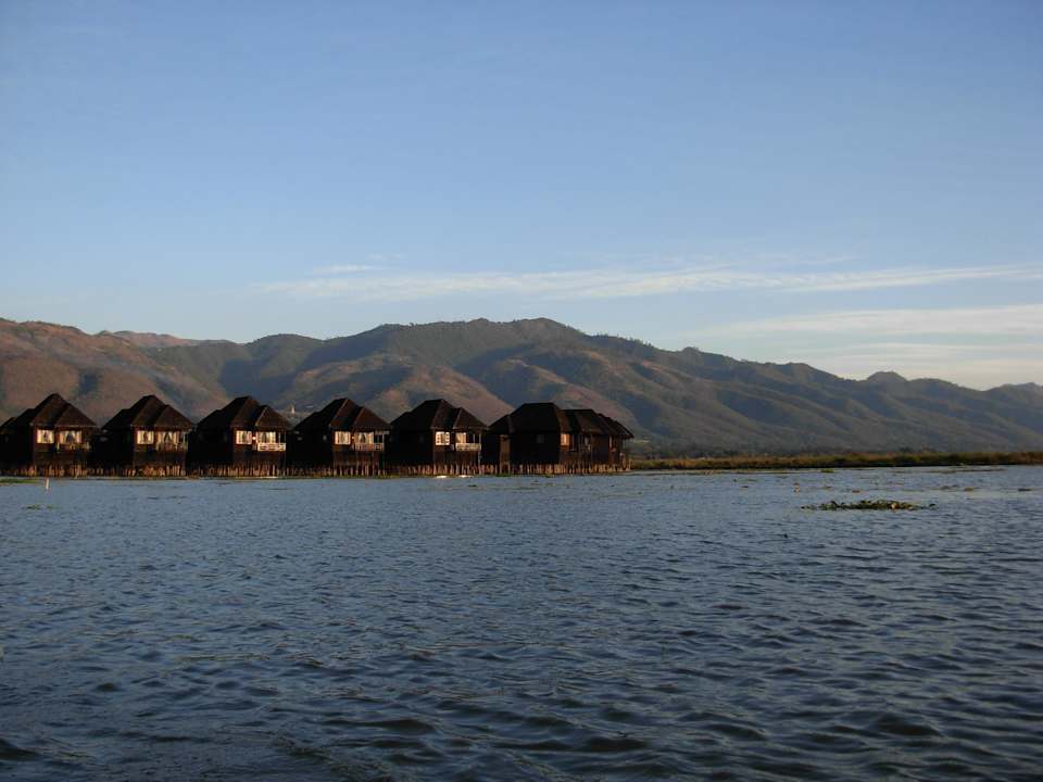 Bungalows vom See her Myanmar Treasure Resort - Inle Lake