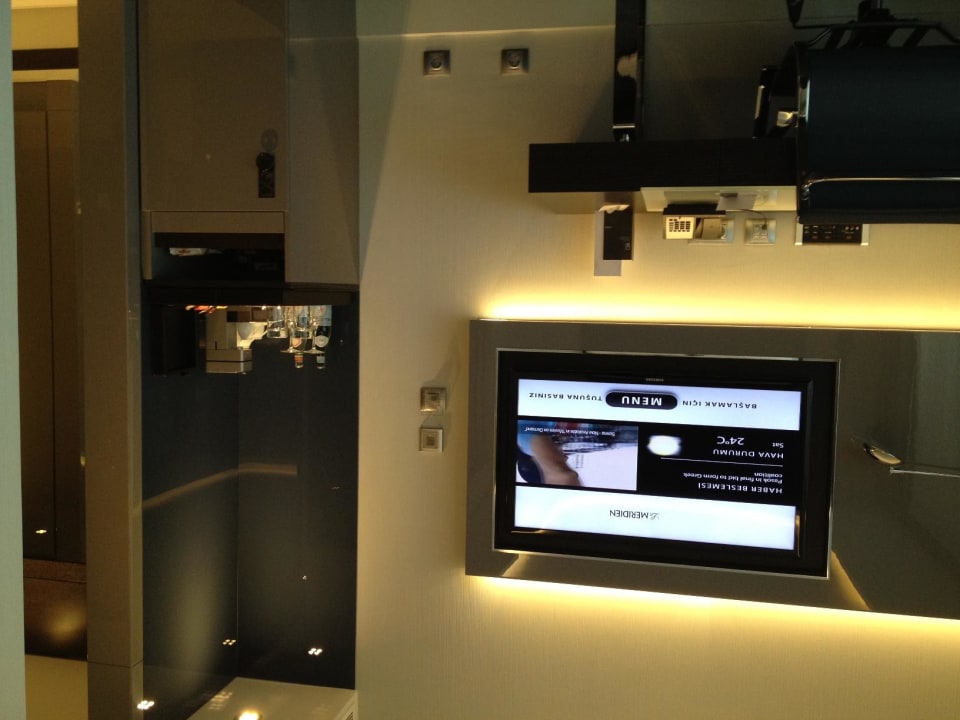 TV, Tisch und Minibar Hotel Le Meridien Istanbul Etiler