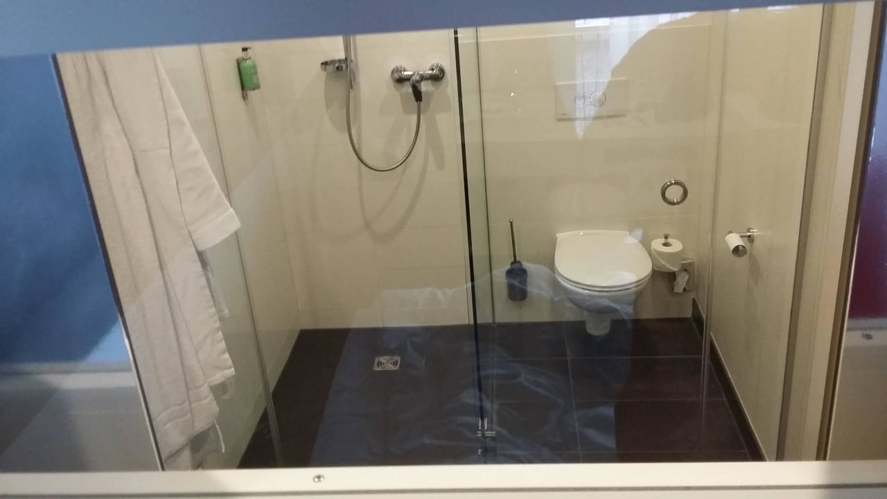 Blick ins Bad über dem Bett Spreewald Thermenhotel