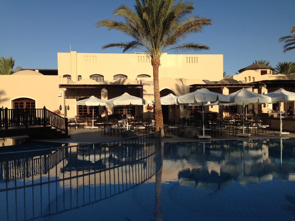 Blick über den Pool zum Hotel-Restaurant Jaz Makadina