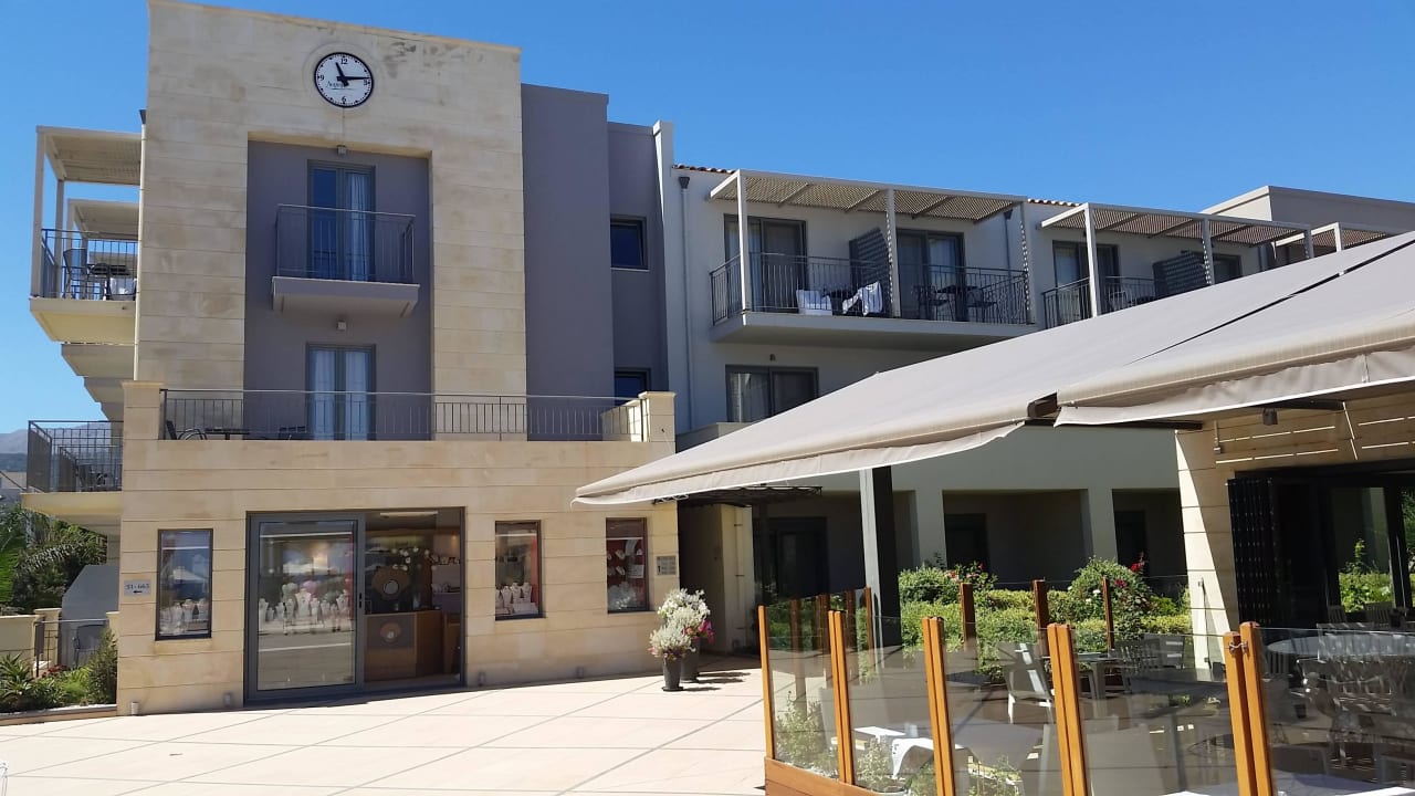 Innenhof mit Restaurant Aegean Pearl