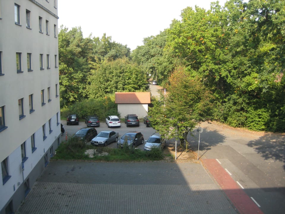 Blick auf Ladehof Holiday Inn Express Frankfurt - Airport