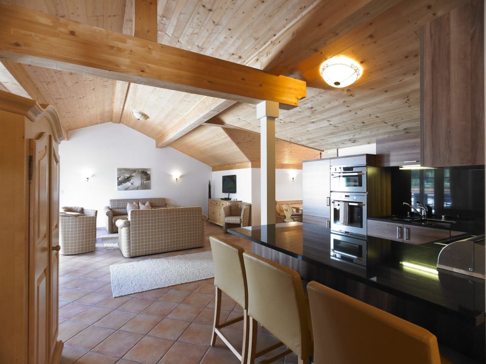 Wohn-Essbereich Falkensuite AlpinLodges Oetz