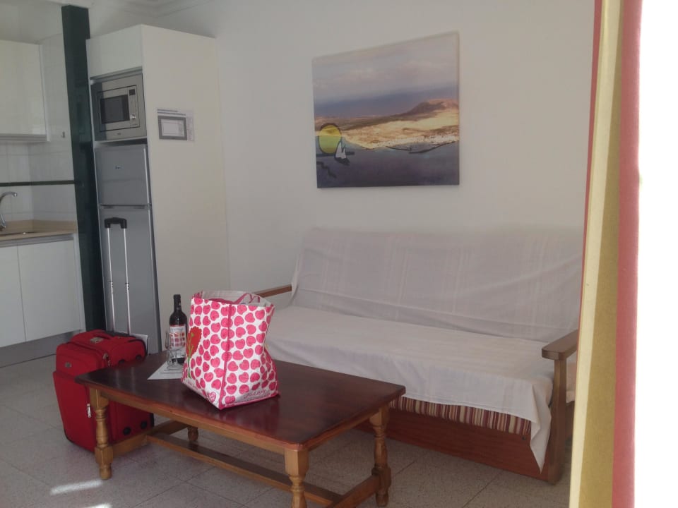 Couch abgedeckt, find ich gut. Apartamentos La Tegala