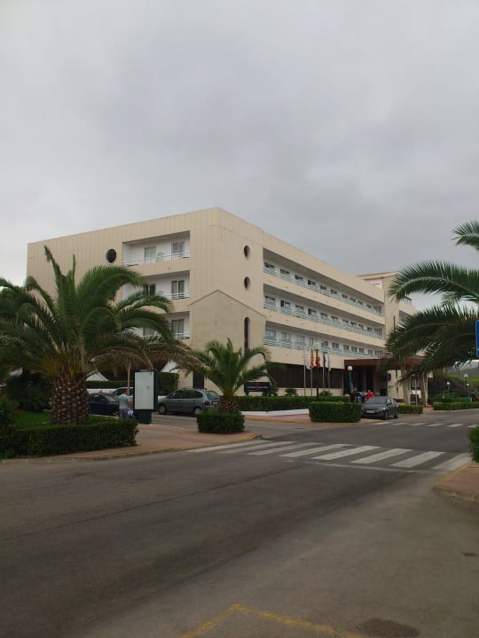 Blick von außen aufs Hotel Hotel & Spa S'Entrador Playa