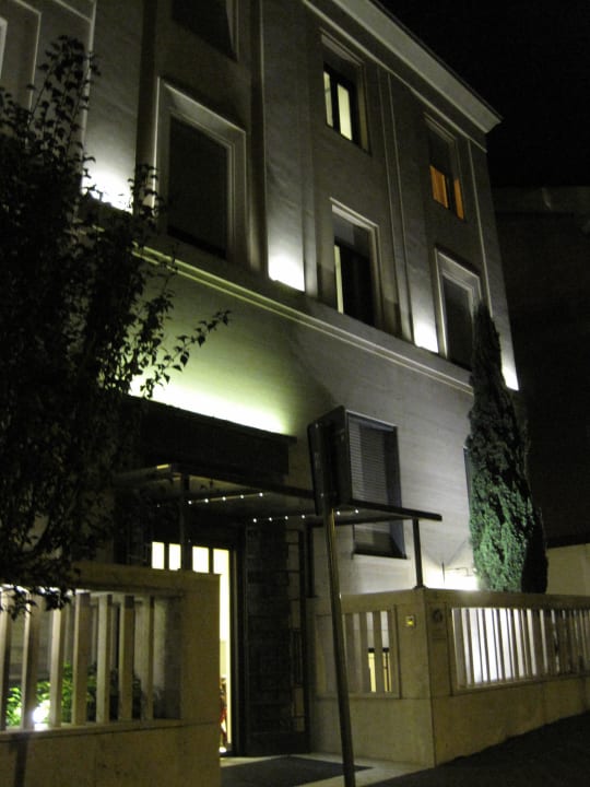 Nachts von der Straße gesehen Hotel Relais 6 Via Tolmino