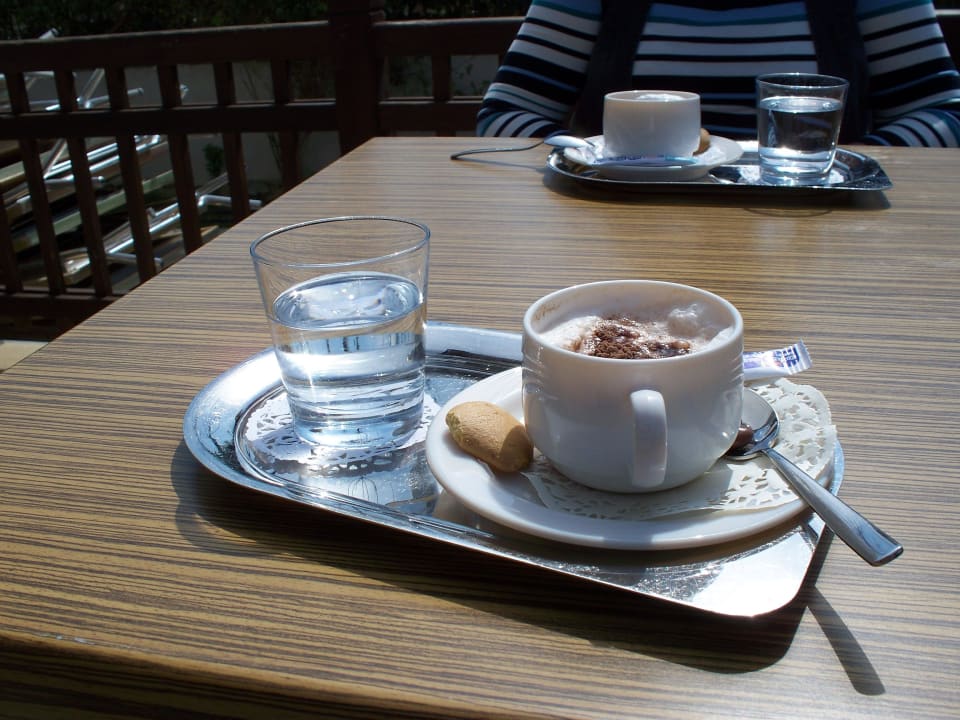 Cappuccino komplett (Schokobohnen, Keks, Wasser)  Sunis Evren Beach Resort Hotel & Spa