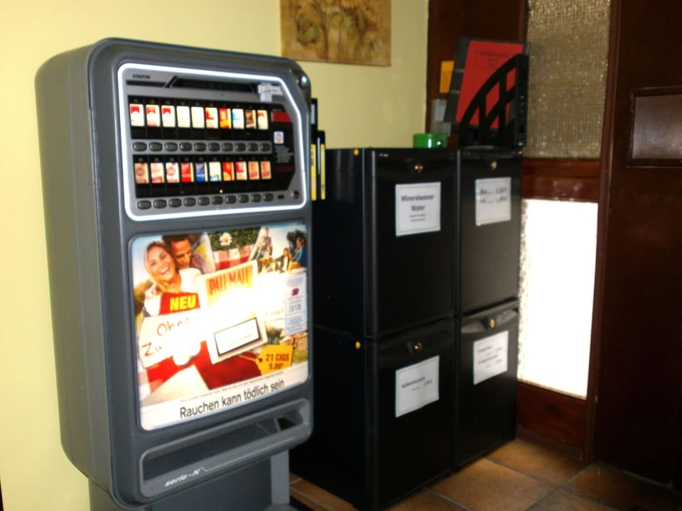 Flur mit Getränken Hotel Wiesbadener Hof