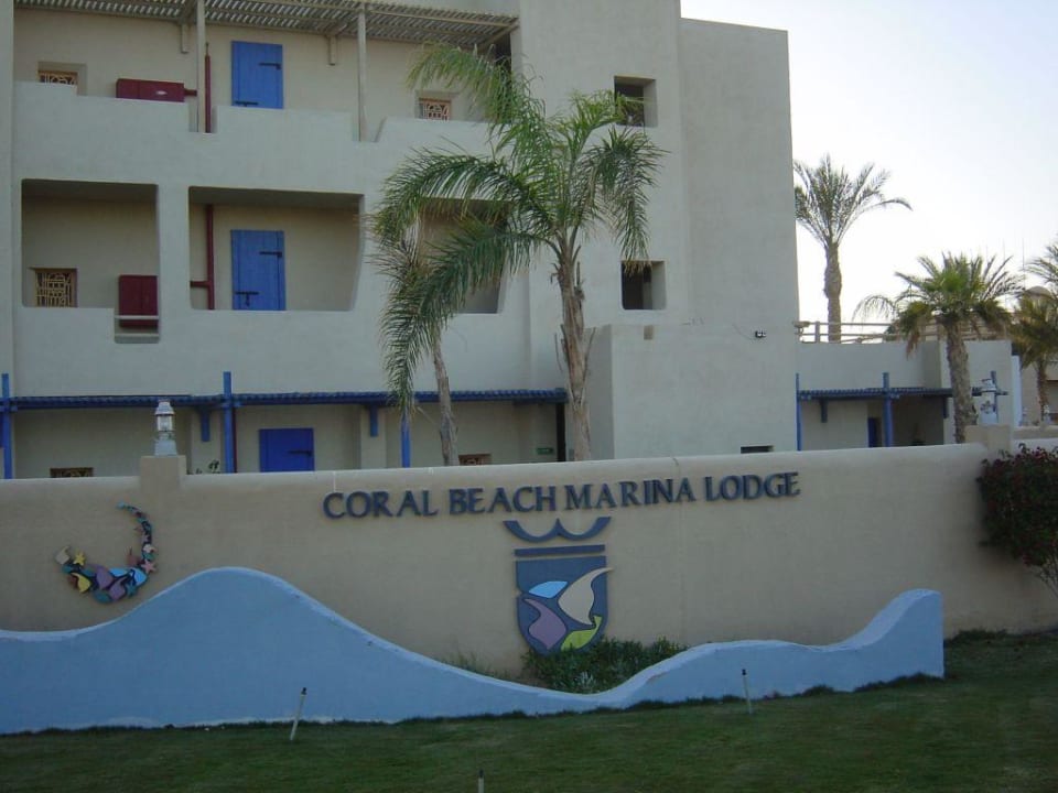 Hotel-Logo neben der Einfahrt Marina Lodge At Port Ghalib