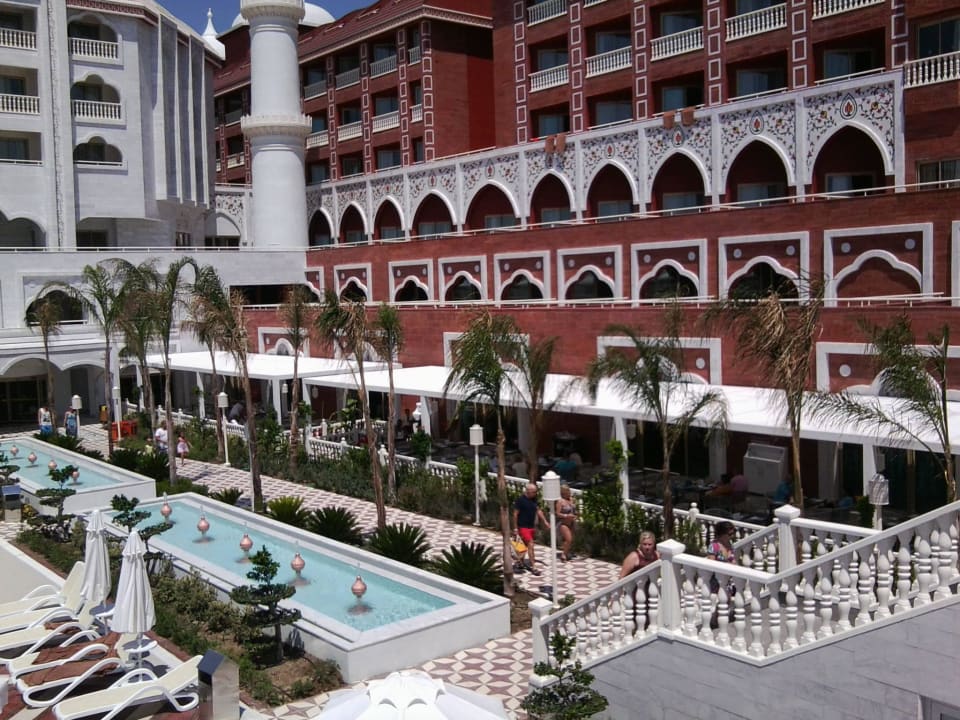 Ansicht vom oberen Pool Royal Taj Mahal Hotel