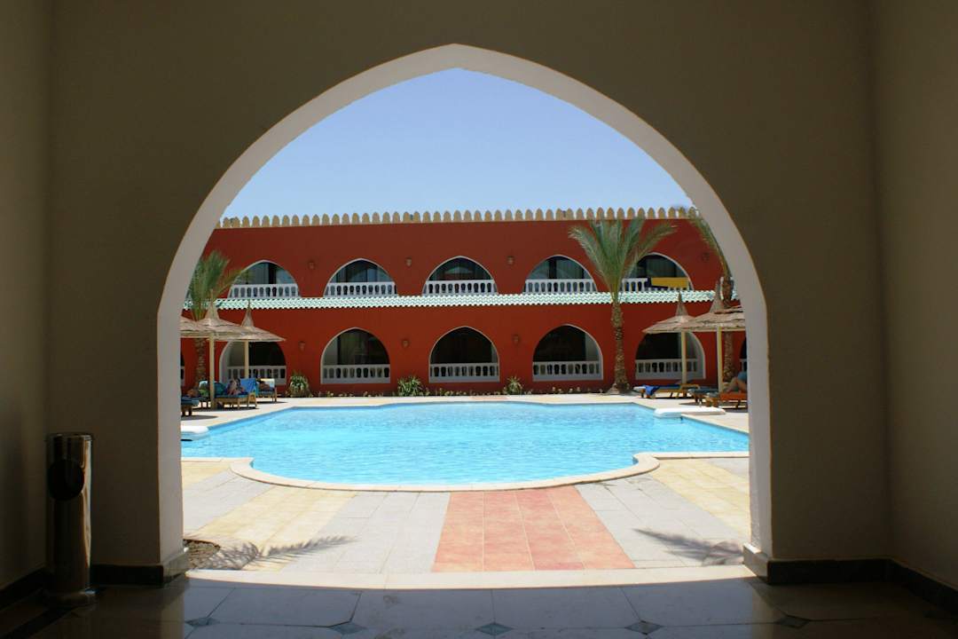 Weiterer kleinerer Pool in einem Innenhof Pickalbatros Alf Leila Wa Leila Resort - Neverland Hurghada