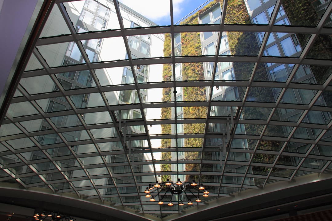 Blick von Lobby durch Glasdach in Lichthof   DoubleTree by Hilton Hotel London - Tower of London
