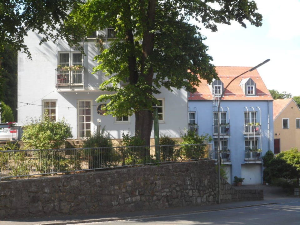 Außenansicht mit Biergarten Hotel Am Schlosspark