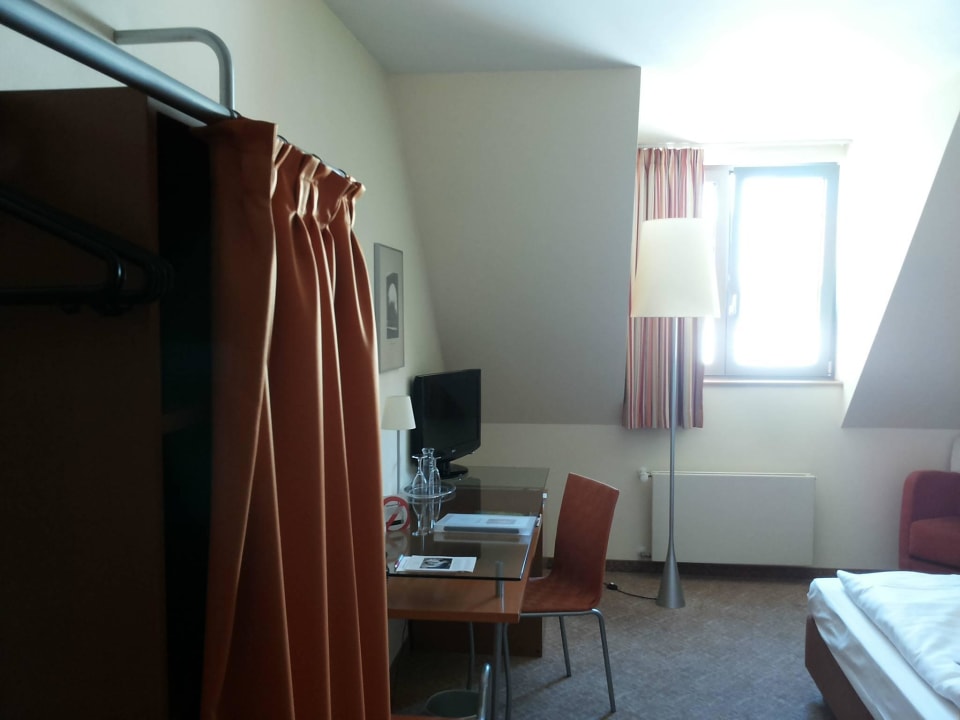 Garderobe, Schreibtisch, Bett Hotel Krämerbrücke Erfurt