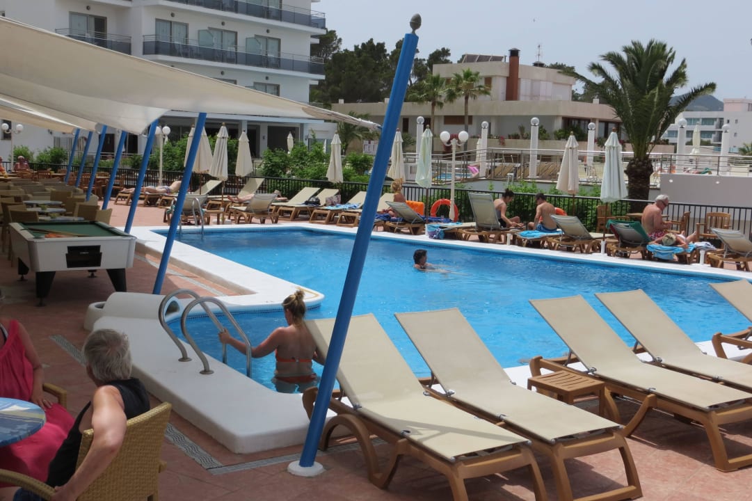 Sehr saubere Liegen und Schirme Hotel Osiris