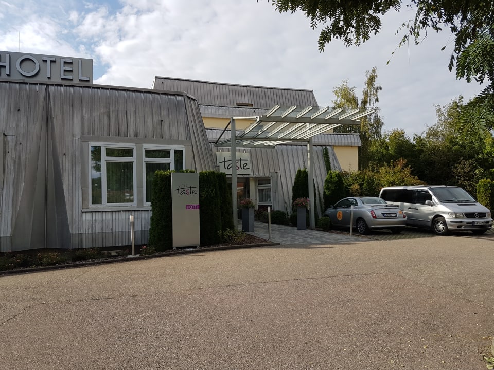 Eingangsbereich. Parkplatz direkt davor The Taste Hotel Heidenheim