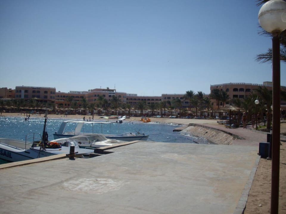 Blick vom Strand auf das Beach Albatros Pickalbatros Aqua Park Resort - Hurghada