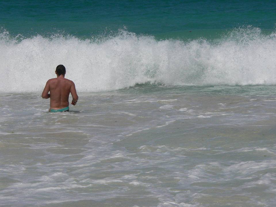 Hotelstrand mit hohen Wellen Hotel Southern Palms Beach Resort