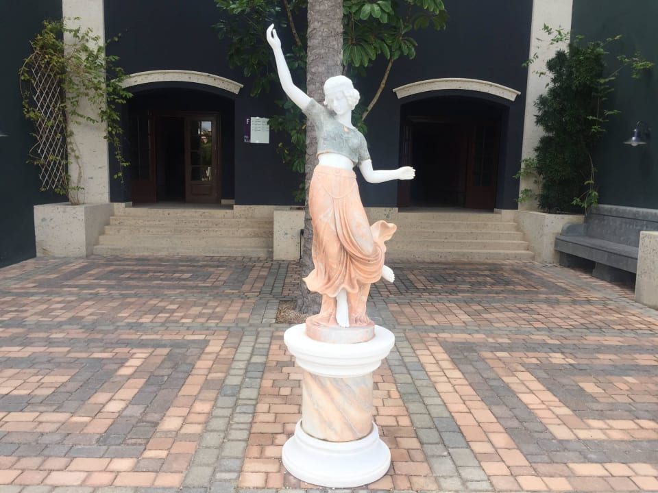 Skulptur am Gebäude F Lopesan Villa del Conde Resort & Thalasso
