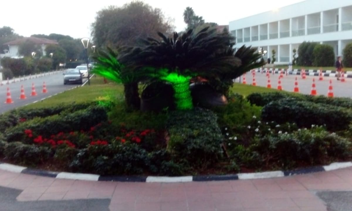 Vor dem Eingang Salamis Bay Conti Resort Hotel & Casino