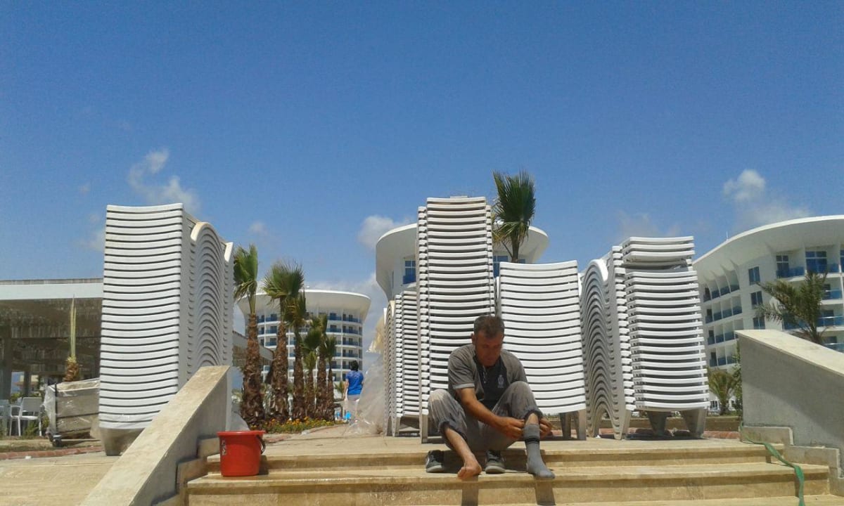 Liegen am Strand werden aufgestellt Sultan of Dreams Hotel & Spa