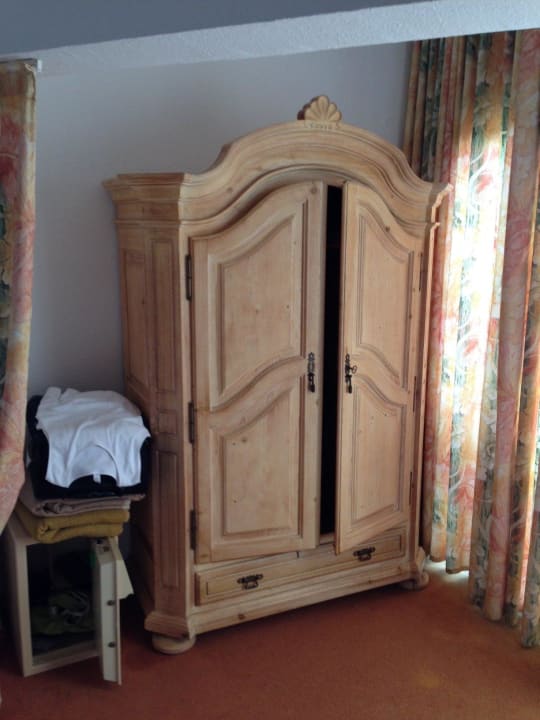 Tiroler Flair oder so. Der Kleiderschrank. Playa Sur Tenerife