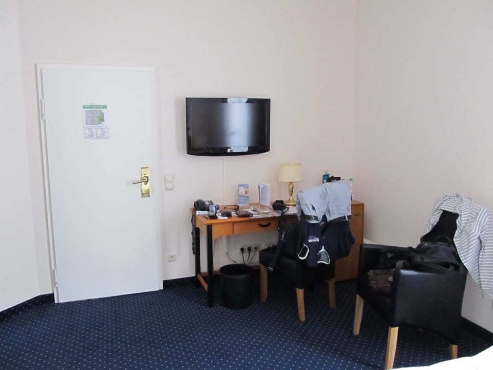 Schreibtisch/Minibar/Flat-TV Relexa Hotel Bellevue Hamburg