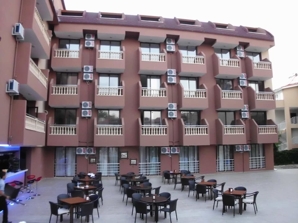 Links ist  die Bar  Akdora Resort & Spa