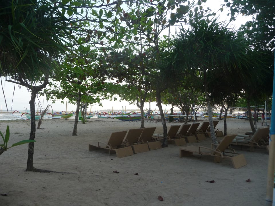 Bunte Auslegerboote am Strand Prama Sanur Beach Bali