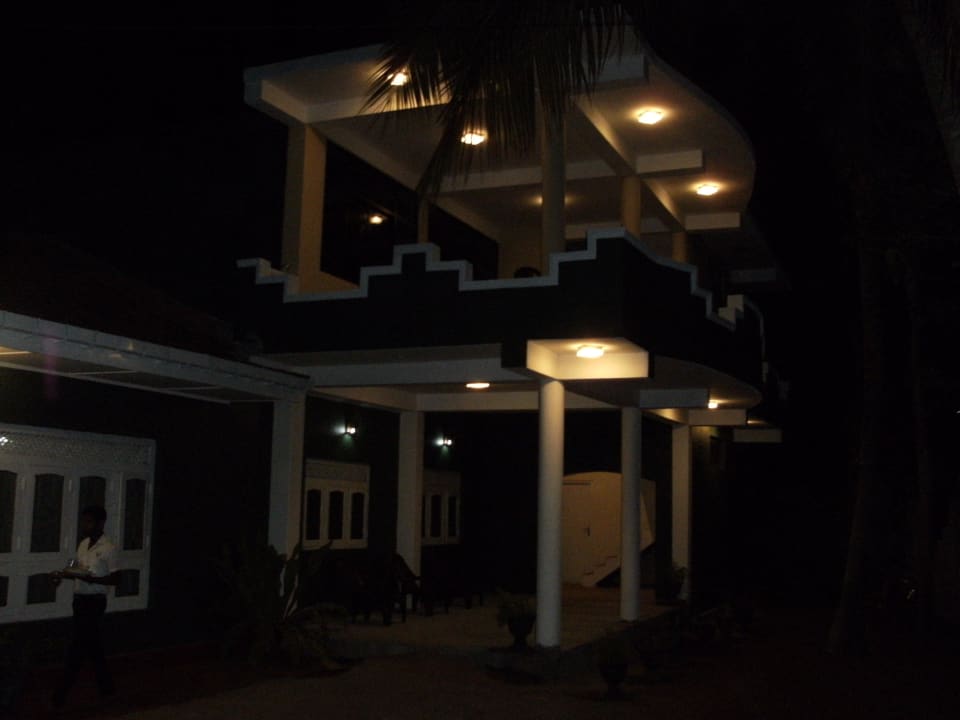 Night view Travel Lodge Lake View Tourist Resort