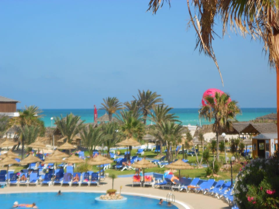 Ein kleiner Schritt vom Pool zum Strand Caribbean World Thalasso Djerba