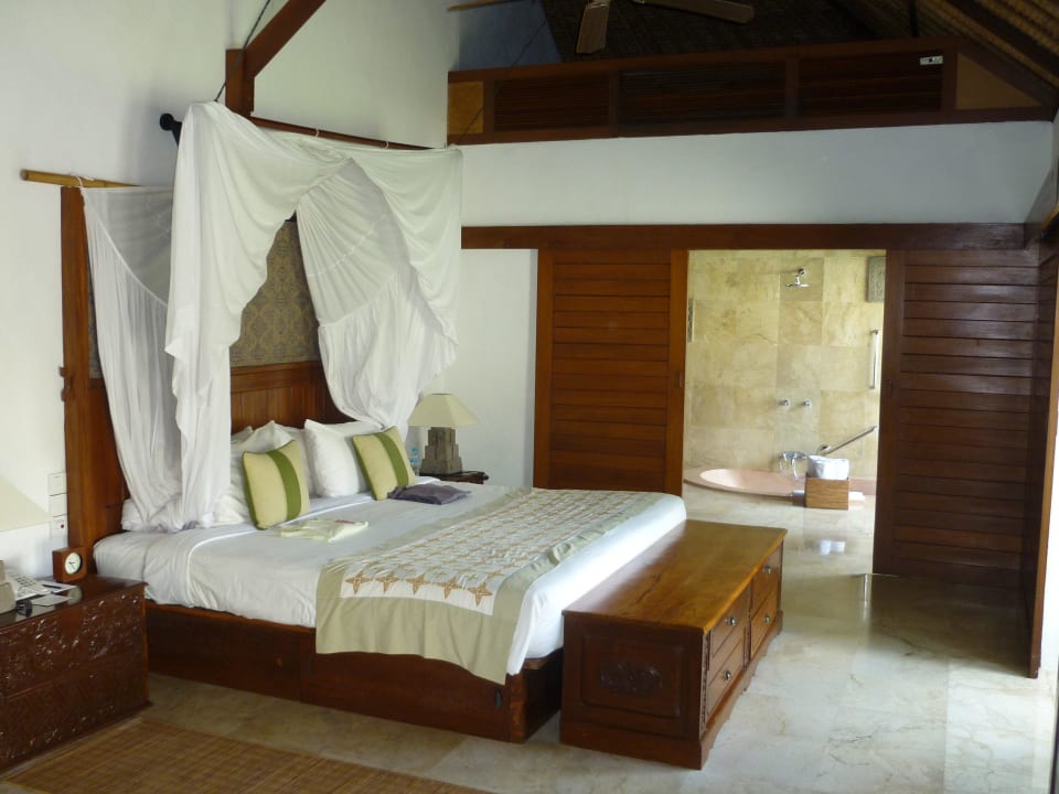 Großes Zimmer mit Bad mit eingelassener Wanne Jimbaran Puri, A Belmond Hotel, Bali