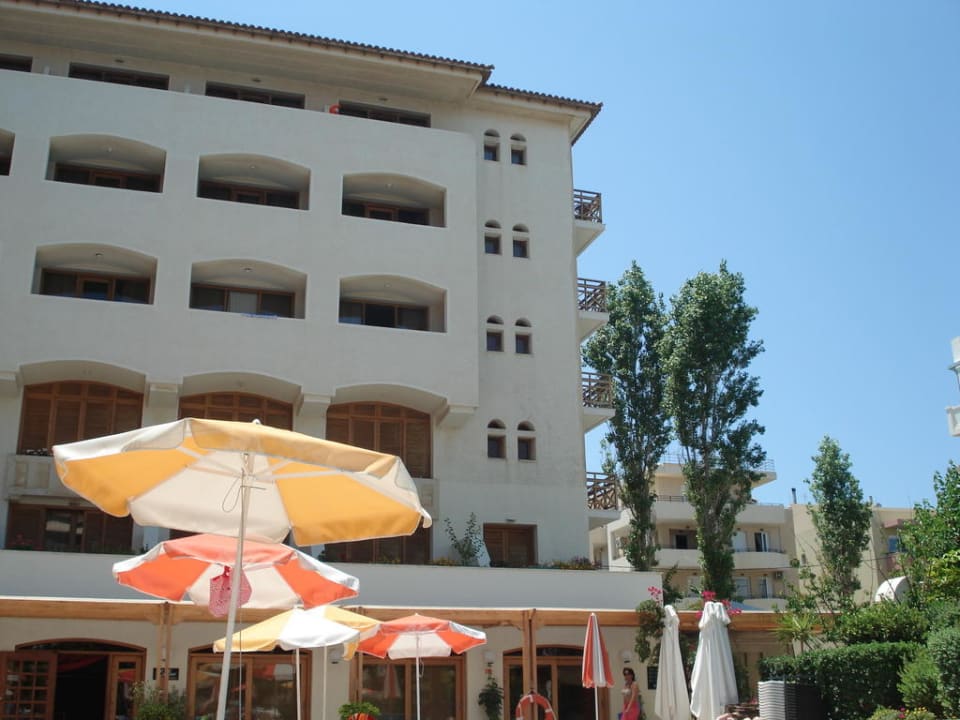 Blick vom Pool auf dasHauptgebäude Hotel Theartemis Palace