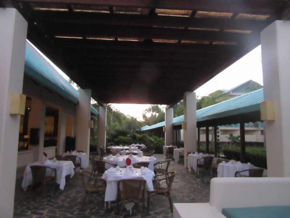 Aussentischer am Buffetrestaurant Dreams La Romana Resort & Spa