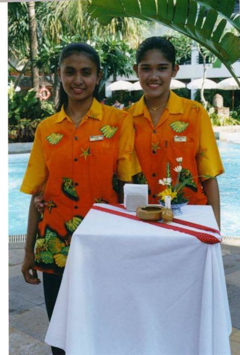 Zwei Serviermädchen Patong Beach Hotel