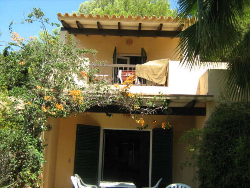 Beneden en boven terras Hotel Pueblo Menorquin