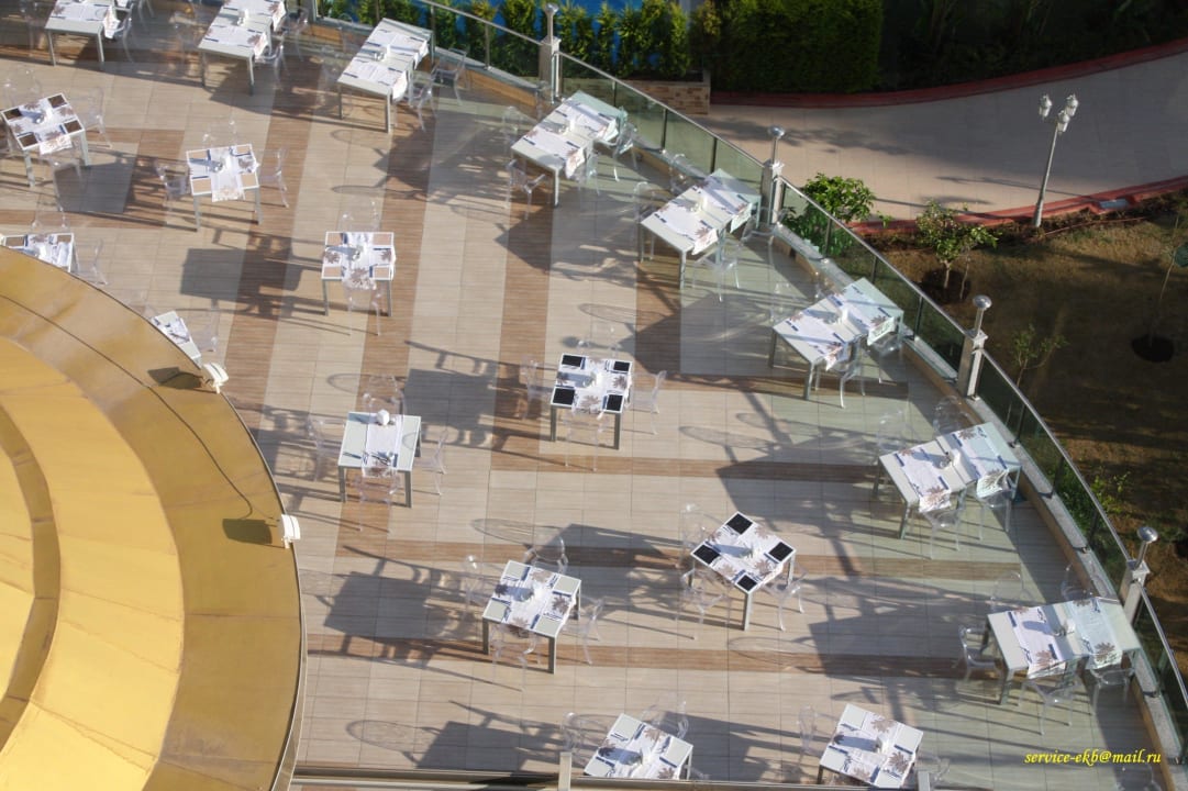 Открытая терраса ресторана Густо Hotel Delphin Imperial