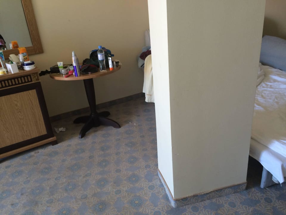 Man achte auf den Boden Andalucia Beach Hotel & Residence