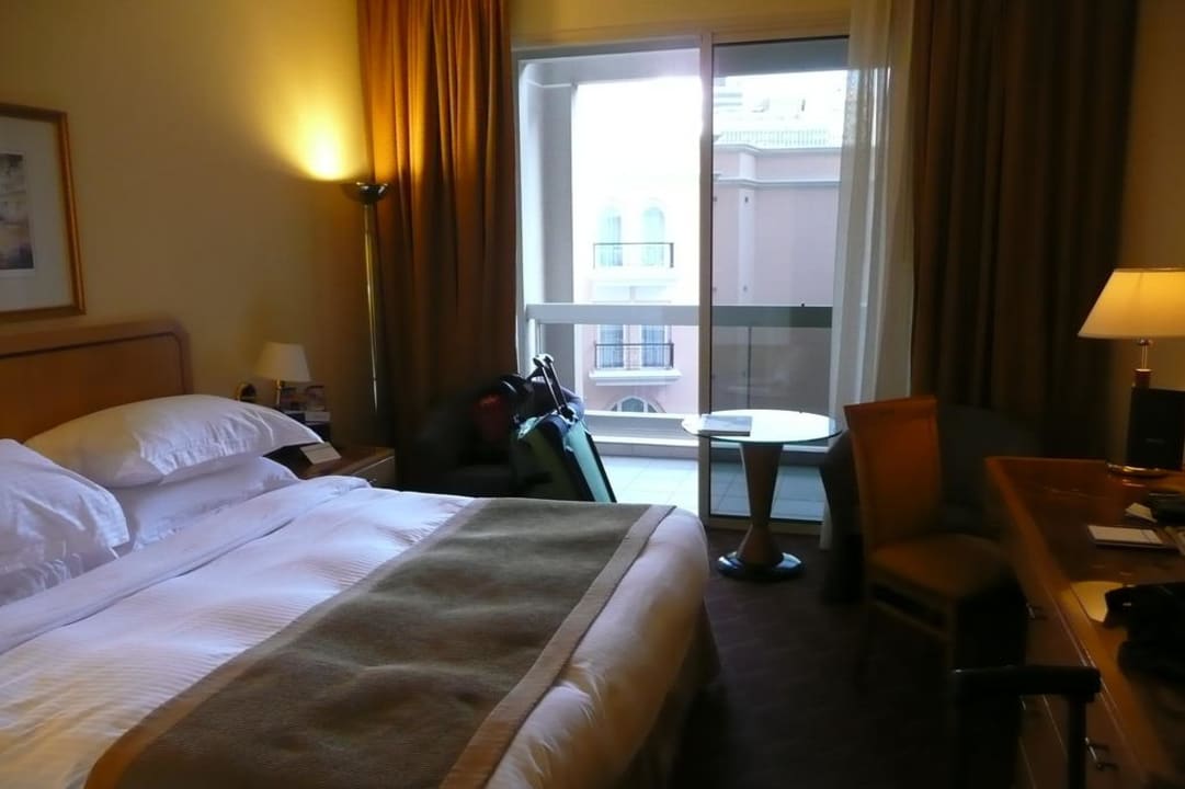 Zimmer mit Balkon Gefinor Rotana Hotel