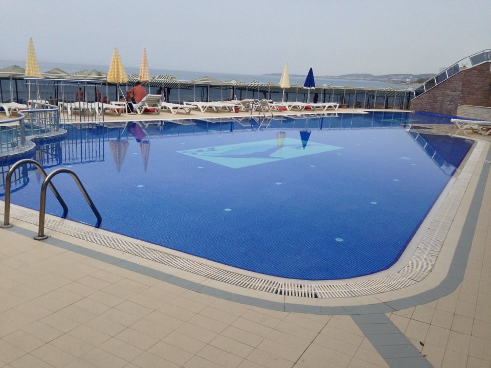 Pool. Aska Hotel Just in Beach