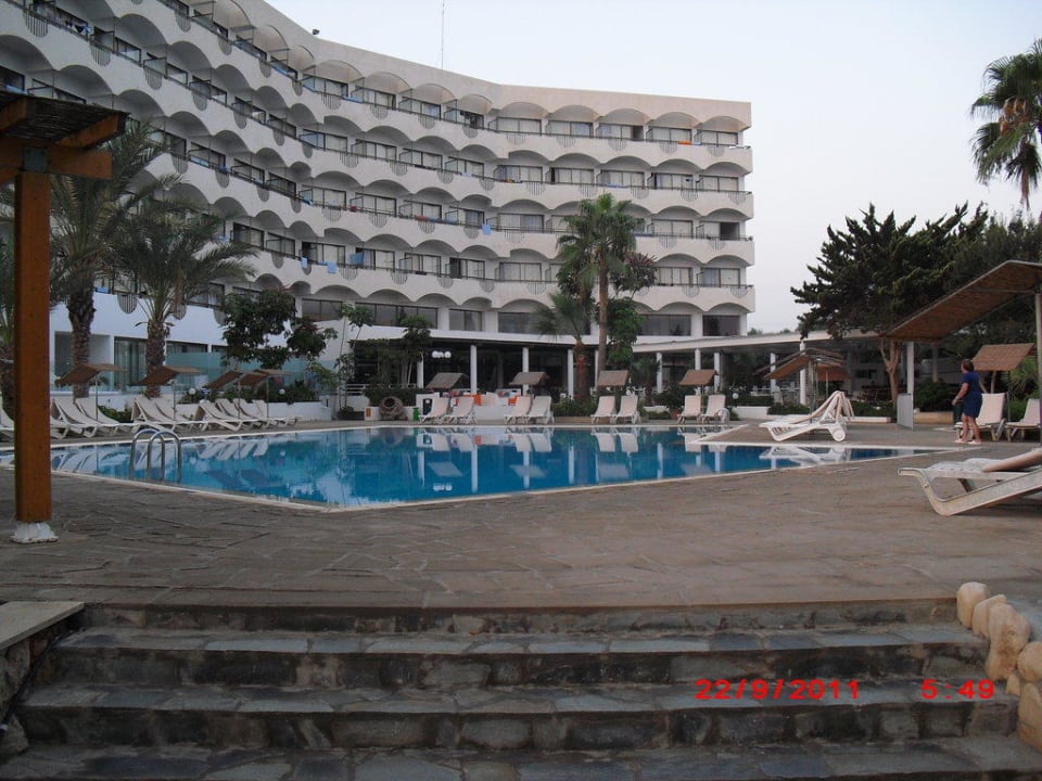 Pool und Hotel Crystal Springs Beach Hotel